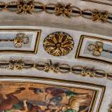 Dello stesso pregiato materiale sono le decorazioni floreali del soffitto...